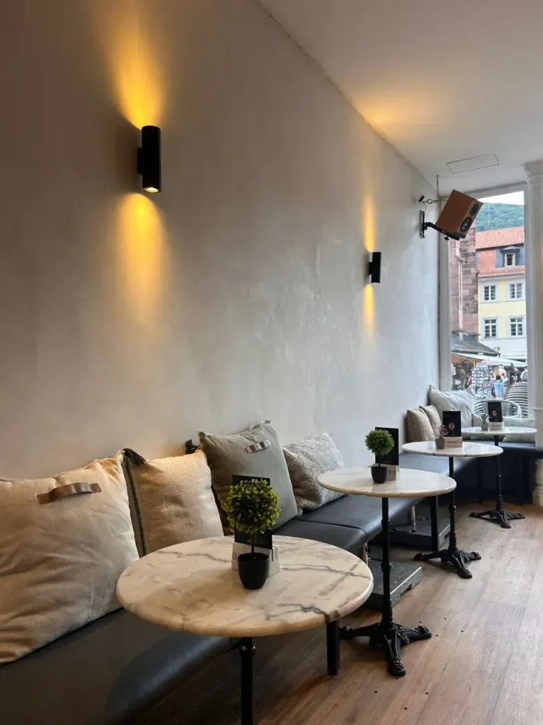 Innenraum des Café Zum Kleeblatt in der Heidelberger Altstadt