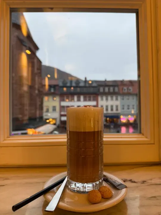 Frischer Kaffee im Café Zum Kleeblatt Heidelberg – Kaffeespezialitäten mit Blick auf die Altstadt