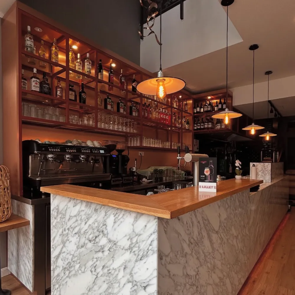 Bar und Cocktails am Abend